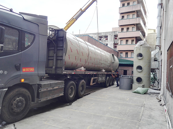 大型喷淋塔吊装现场1