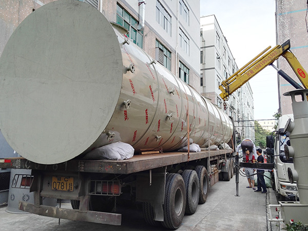 大型喷淋塔吊装现场2