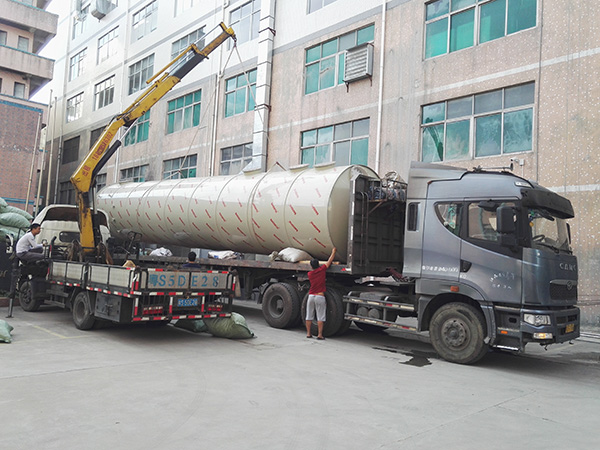 大型喷淋塔吊装现场